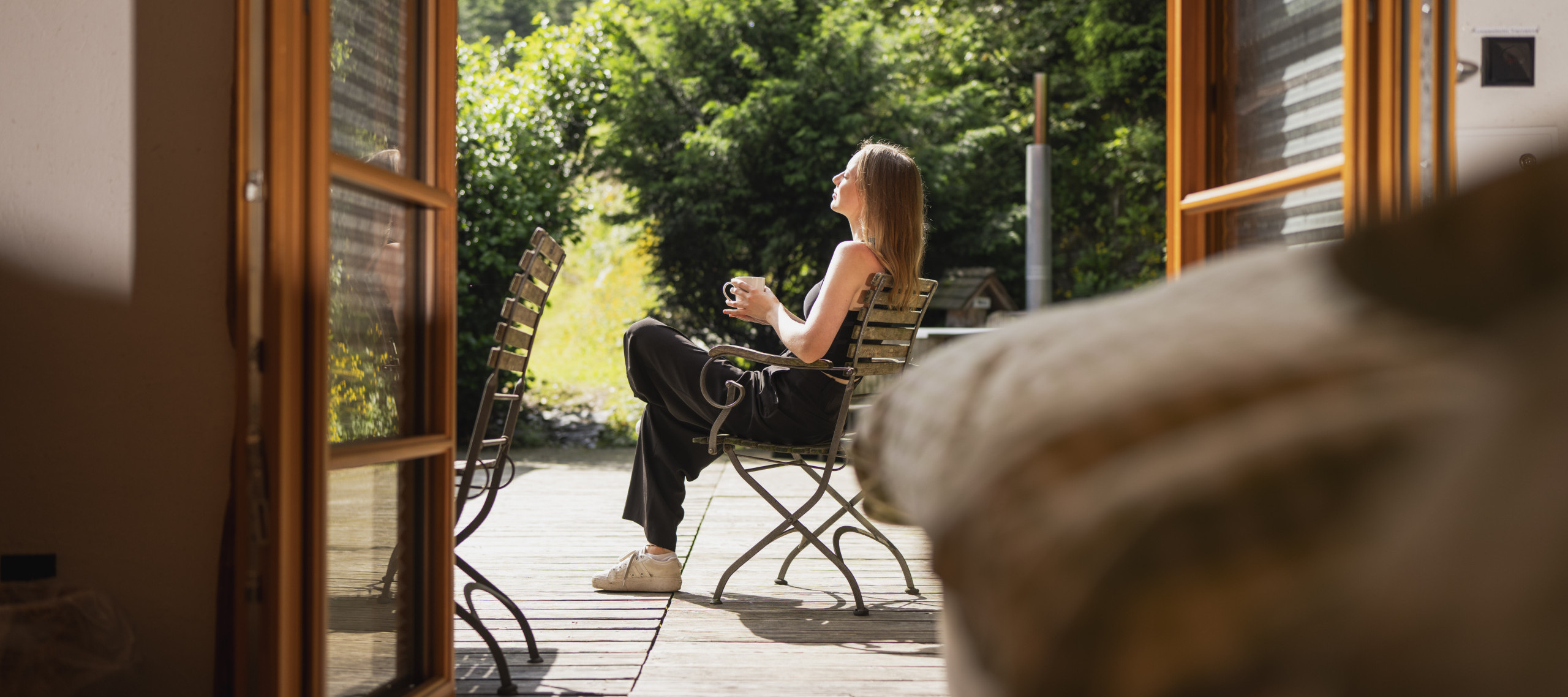 Wer Ruhe, Natur und Genuss sucht findet alles in der Ferienwohnung auf dem Bauernhof in Fischerbach. Wahrer Genuss ist auch die Tasse Kaffee auf der sonnigen Terrasse.