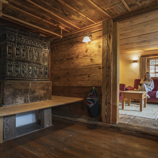 Der urige alte Kachelofen aus dem Speicher verströmt mollige Wärme.